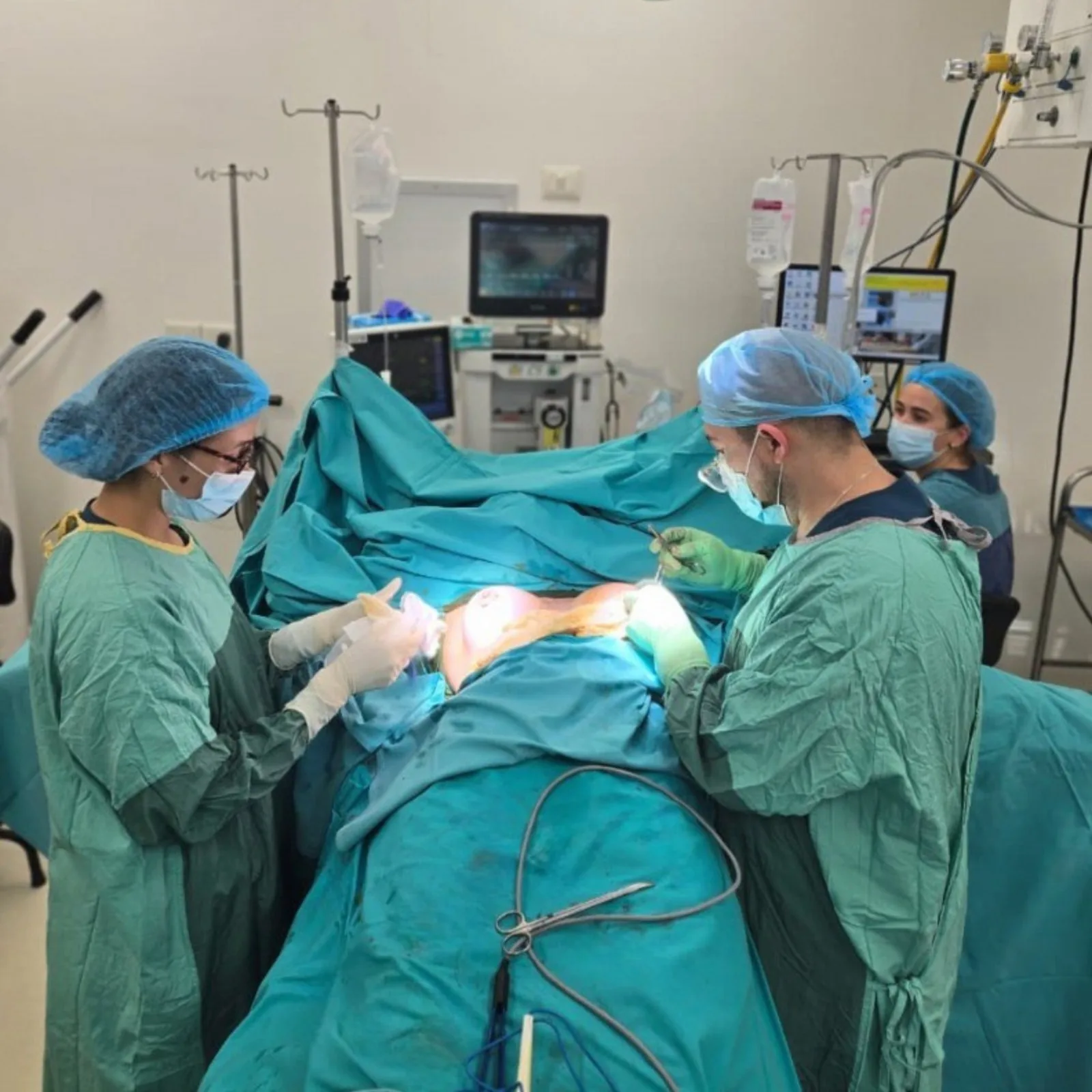 Dr. Vidaurre durante un procedimiento quirúrgico