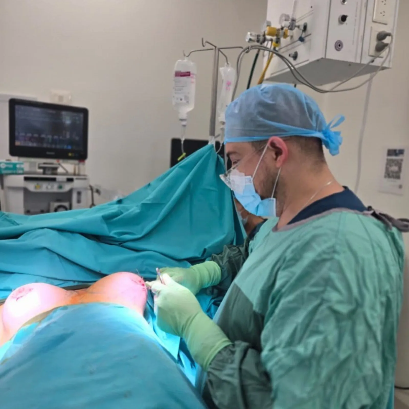 Dr. Vidaurre operando junto a su equipo
